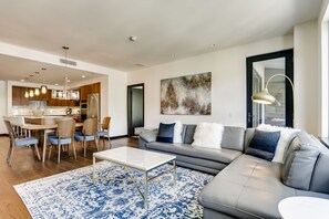 Appart'hôtel Premium, 2 chambres | Coin séjour | Télévision à écran plat