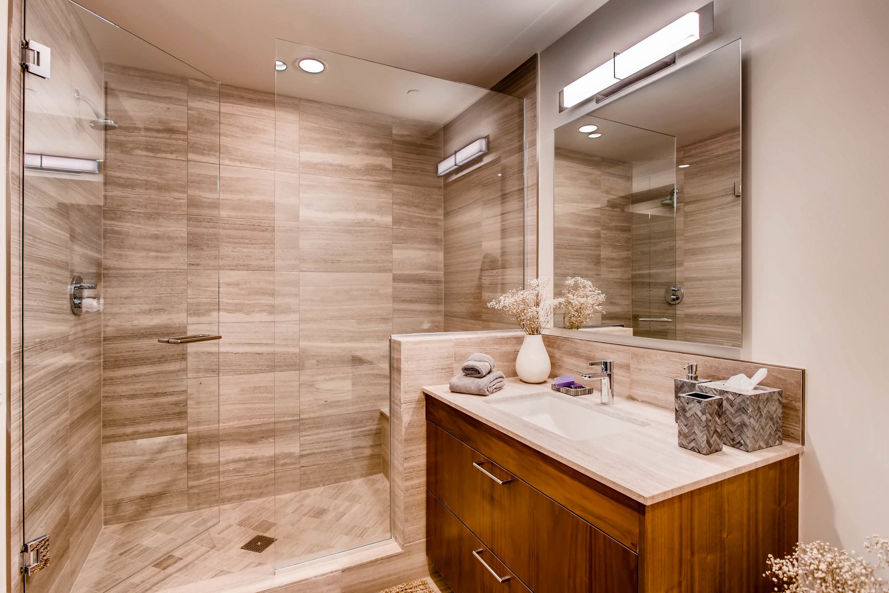 premium condo, 2 bedrooms | bathroom | free toiletries, hair dryer, bathrobes, towels