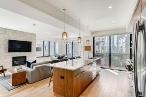 Premium Condo, 3 Bedrooms | Living area