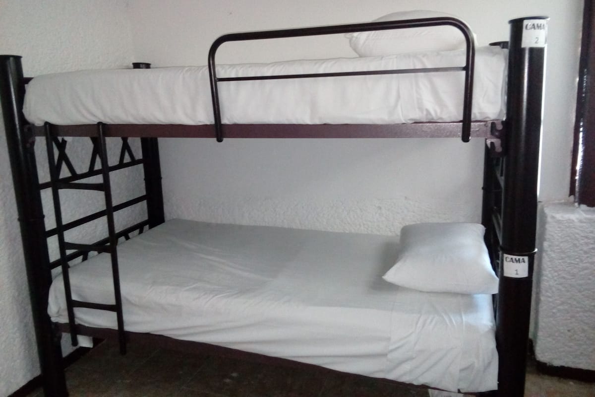 Dormitorio compartido, dormitorio mixto (Triple Bunk) | Tabla de planchar con plancha