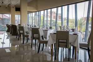 Breakfast, lunch, dinner served; local and international cuisine - Hotel Magic Mandalay (Mandalay)