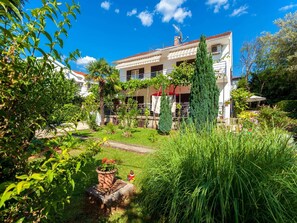 Property grounds - Apartment in Croatia near the Beach (Malinska)