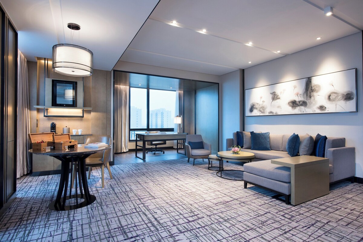 1 Bedroom Suite | Minibar, in-room safe, soundproofing, iron/ironing board