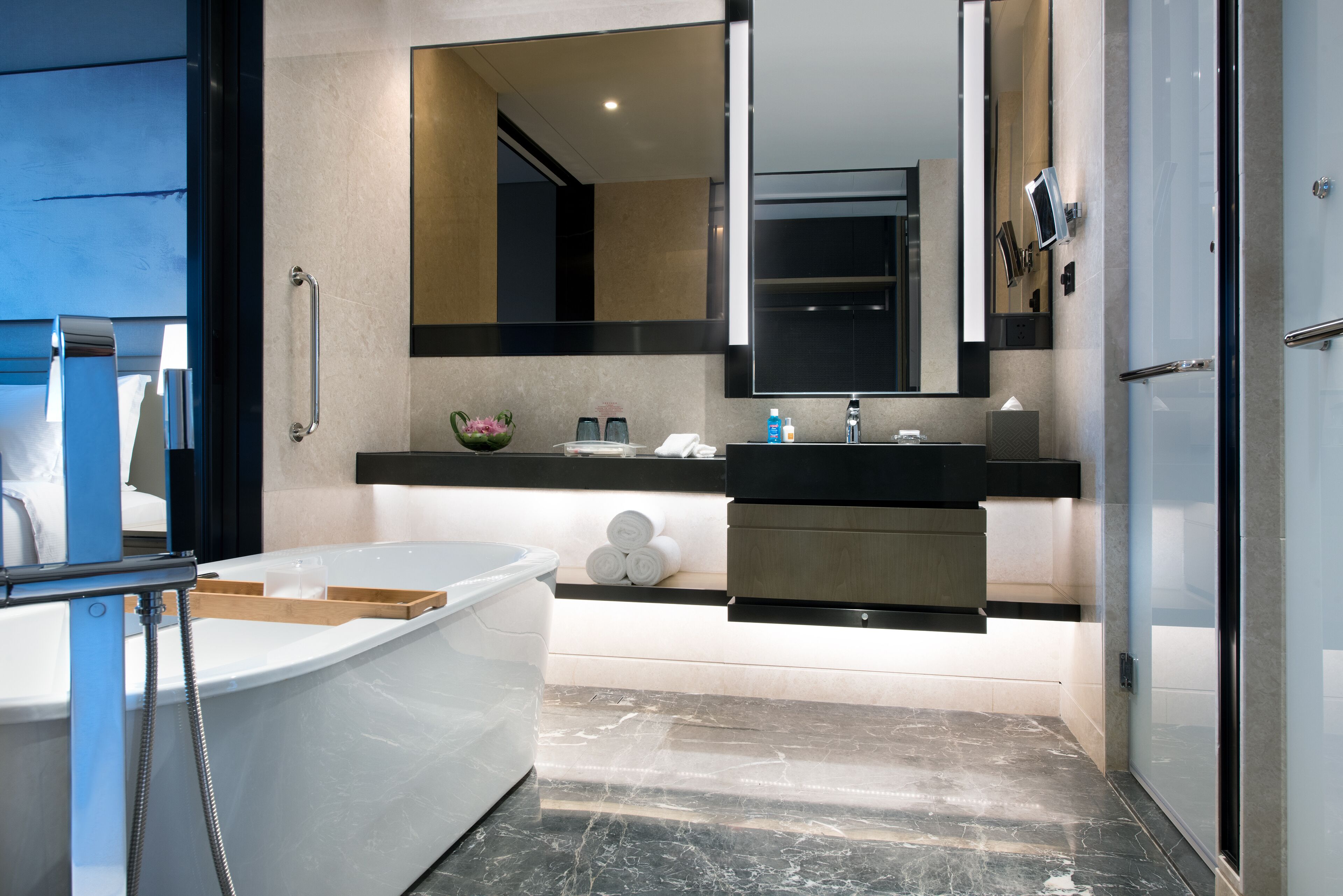 separate bathtub and shower, rainfall showerhead, free toiletries