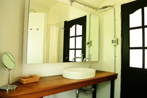 Phòng đôi Deluxe | Phòng tắm | Buồng tắm vòi sen, đồ dùng nhà tắm miễn phí, máy sấy tóc, khăn tắm