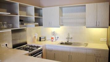 Deluxe Room | Private kitchen | Fridge, oven, stovetop, coffee/tea maker