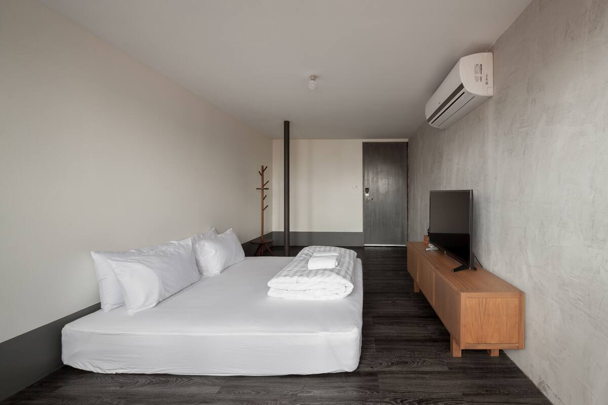 Private King Bed Room - Shared Bathroom | 13 間臥室、客房內保險箱、免費無線上網