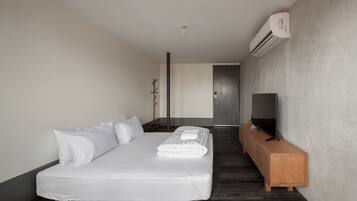 Private King Bed Room - Shared Bathroom | 13 dormitorios, caja fuerte, wifi gratis