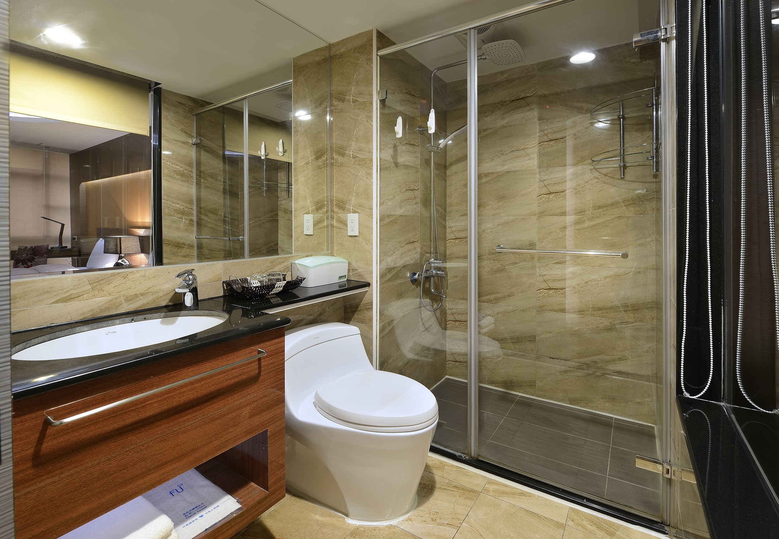 淋浴設備、吹風機、拖鞋、毛巾