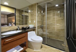 Shower, hair dryer, slippers, towels - Jinsa Lakeside View Hotel (Jinsha)