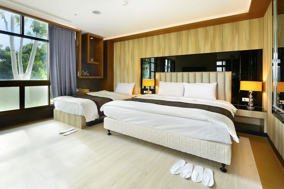 Grand Triple Room, 1 Bedroom, Bathtub | Desk, blackout drapes, free WiFi