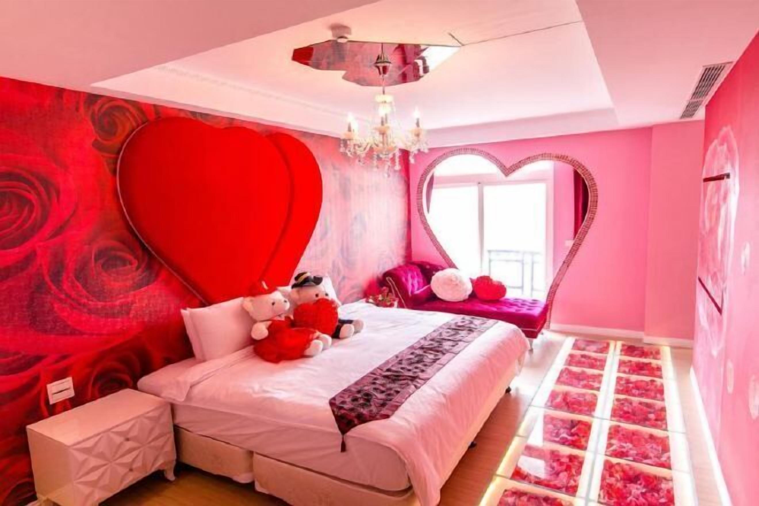 Desk, soundproofing, free WiFi, bed sheets