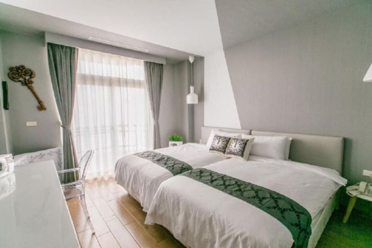 Desk, soundproofing, WiFi (free), bed sheets