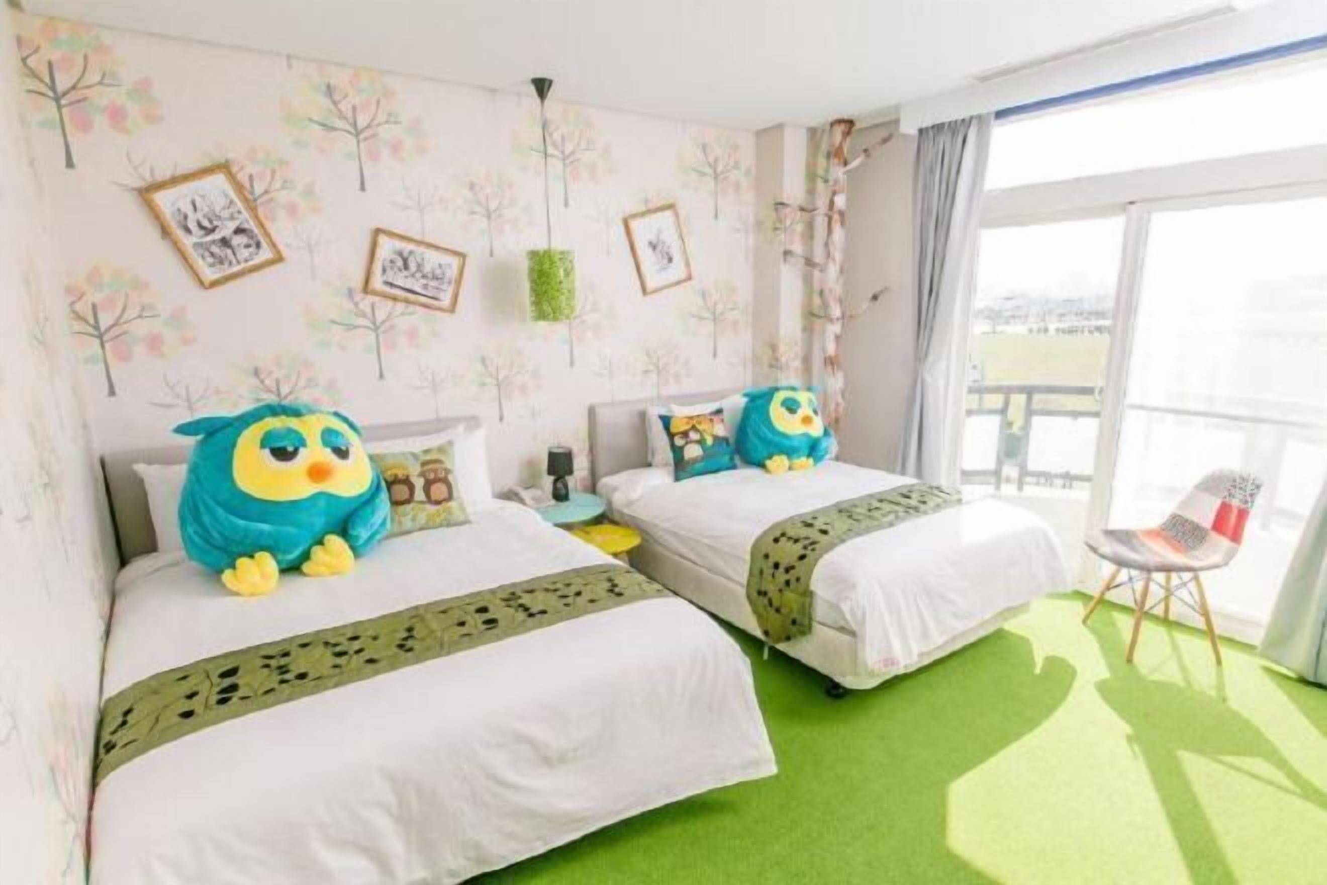 Desk, soundproofing, free WiFi, bed sheets