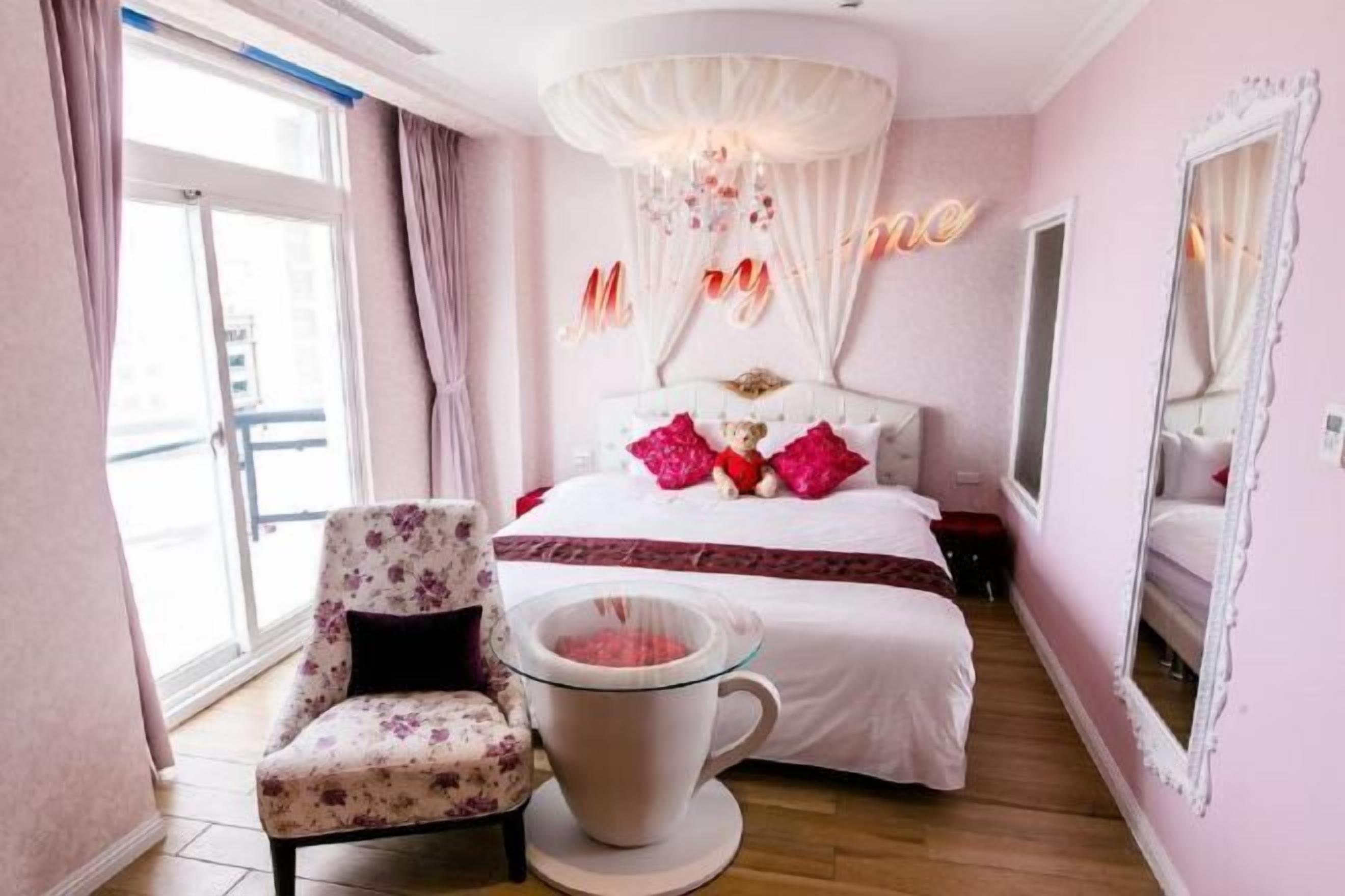 Desk, soundproofing, free WiFi, bed sheets