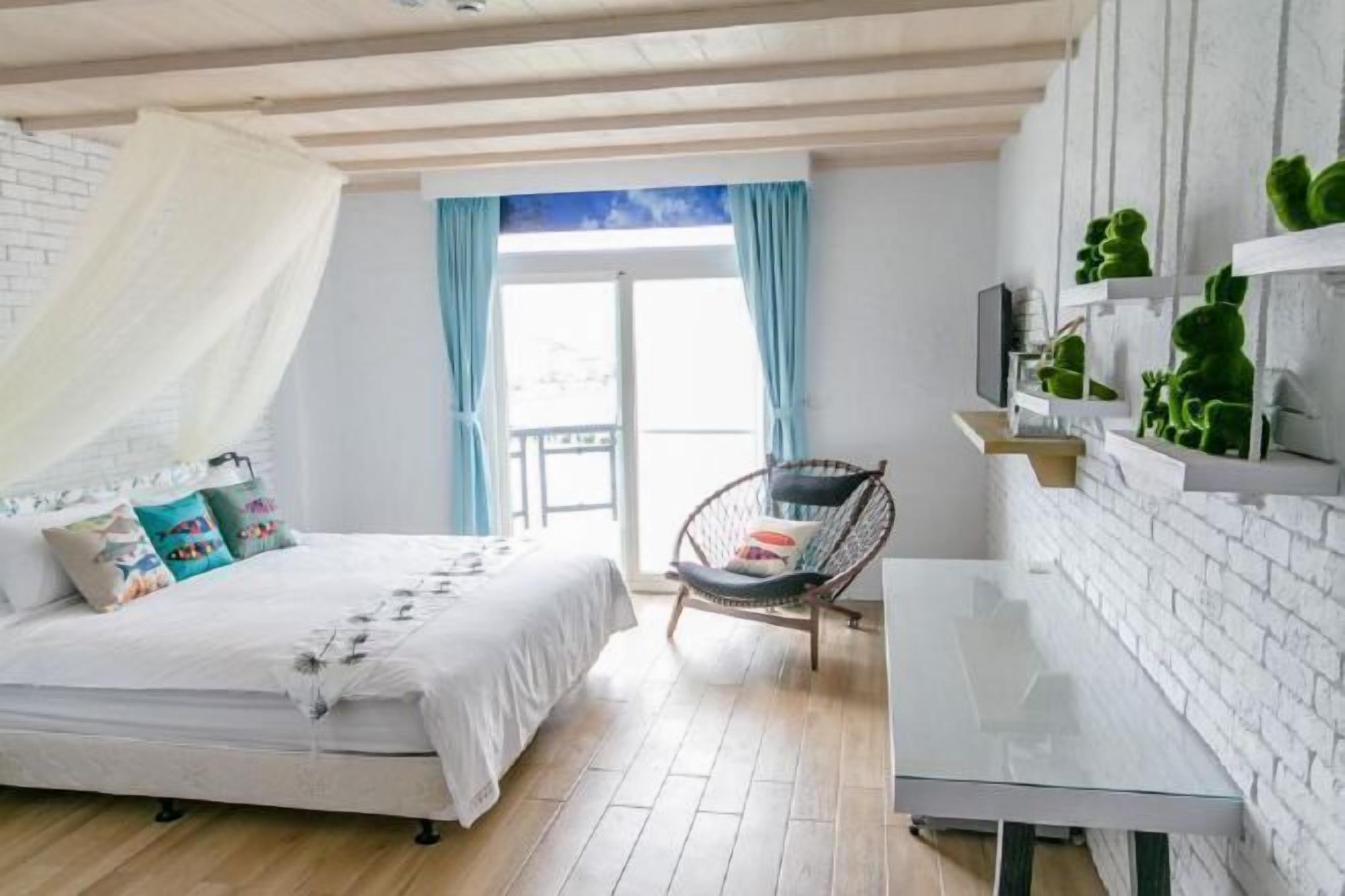 Desk, soundproofing, free WiFi, bed sheets