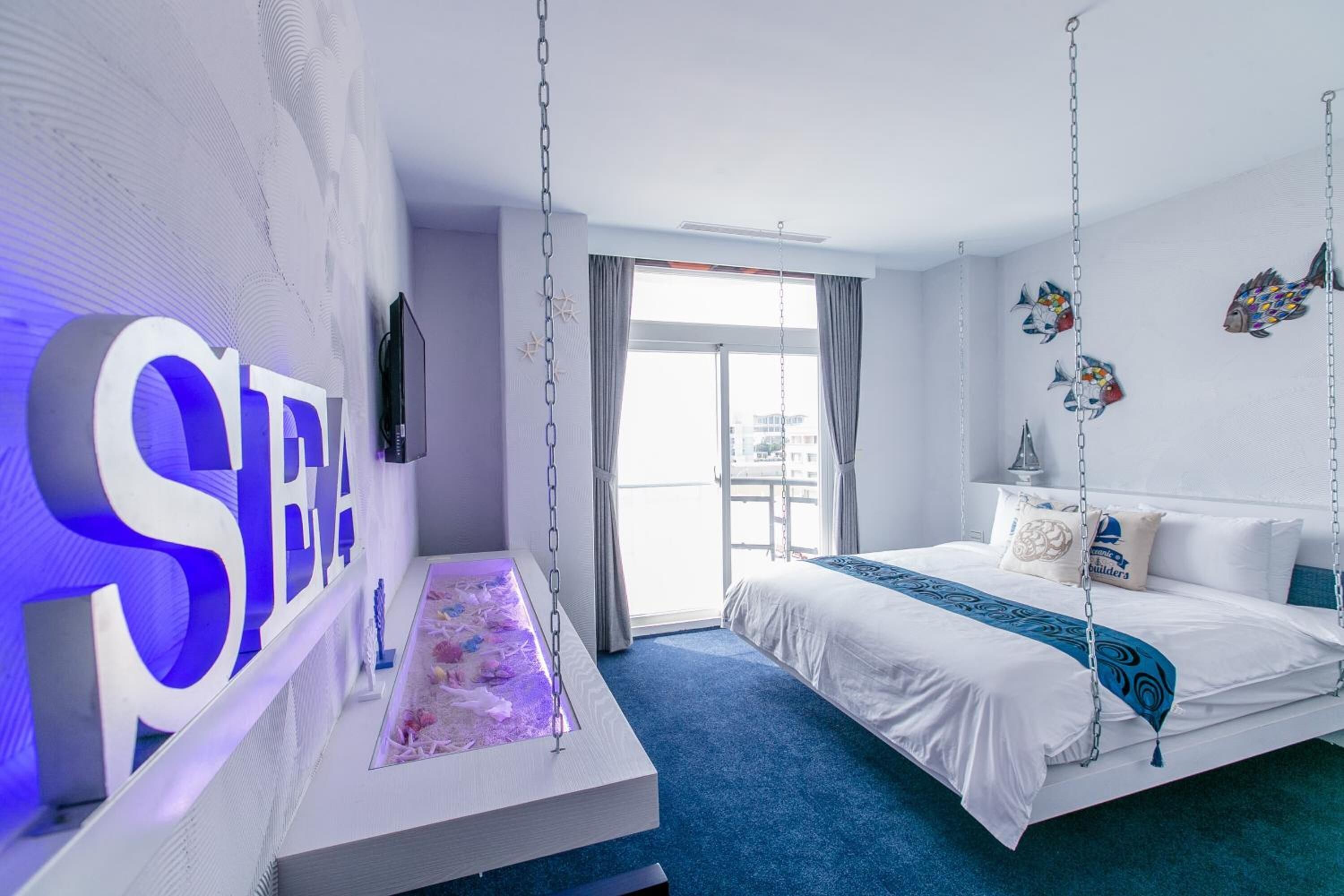 Desk, soundproofing, free WiFi, bed sheets