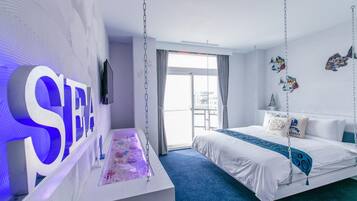 Desk, soundproofing, free WiFi, bed sheets