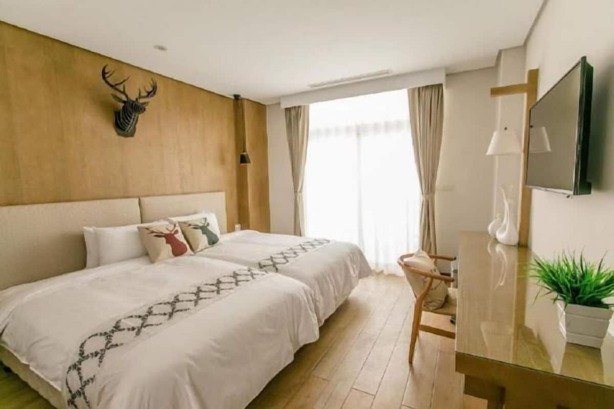 Desk, soundproofing, WiFi (free), bed sheets