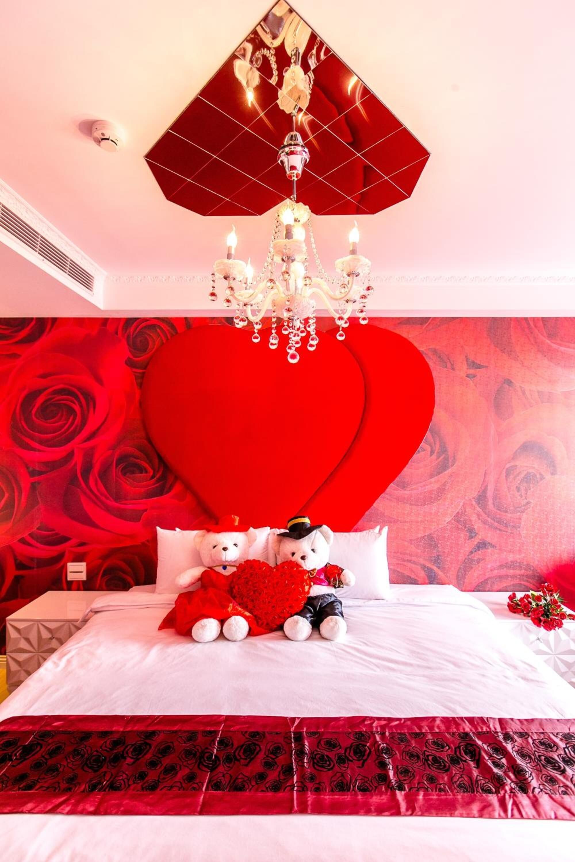 desk, soundproofing, free wifi, bed sheets