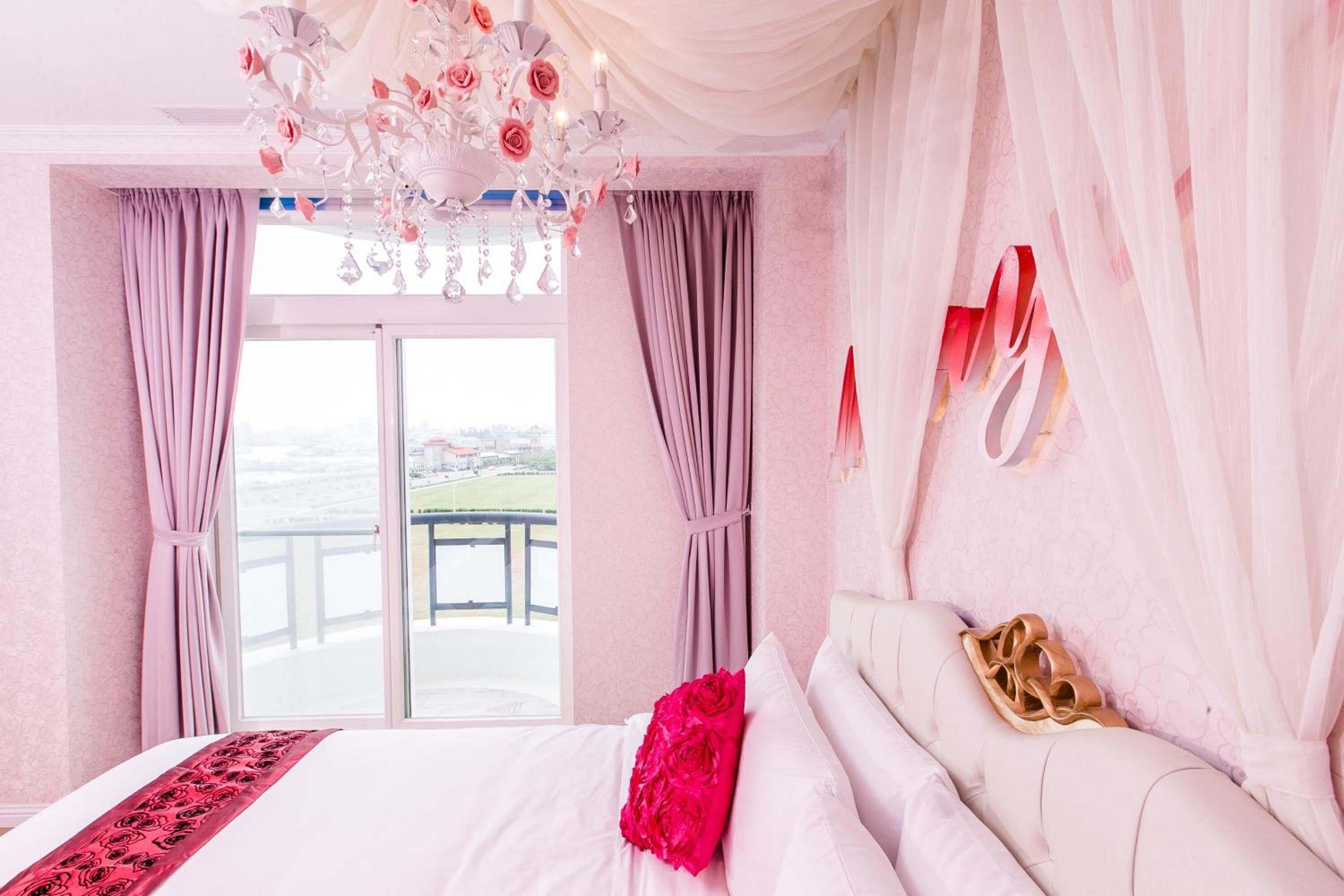 desk, soundproofing, free wifi, bed sheets