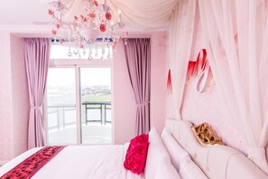 Escritorio, sistema de insonorización, wifi gratis y ropa de cama 