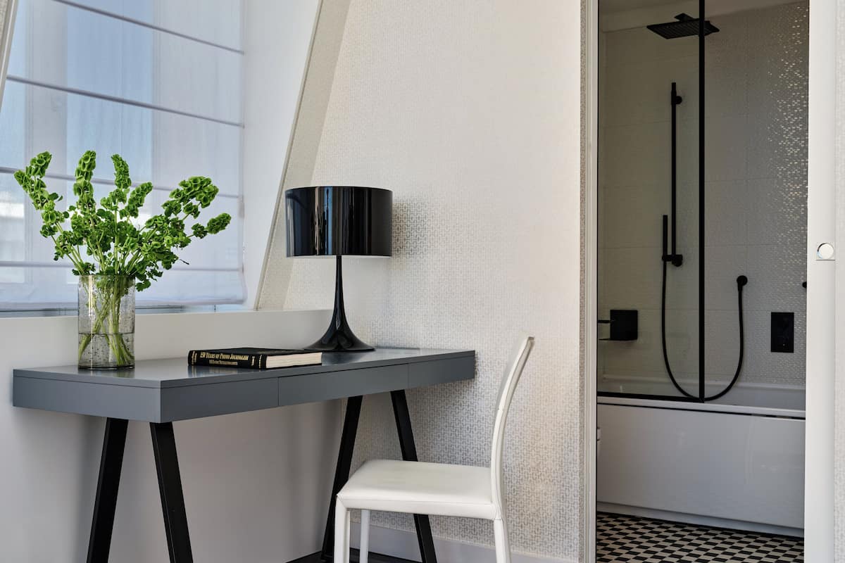 suite, 1 queen bed, city view | 1 bedroom, premium bedding, minibar, in-room safe