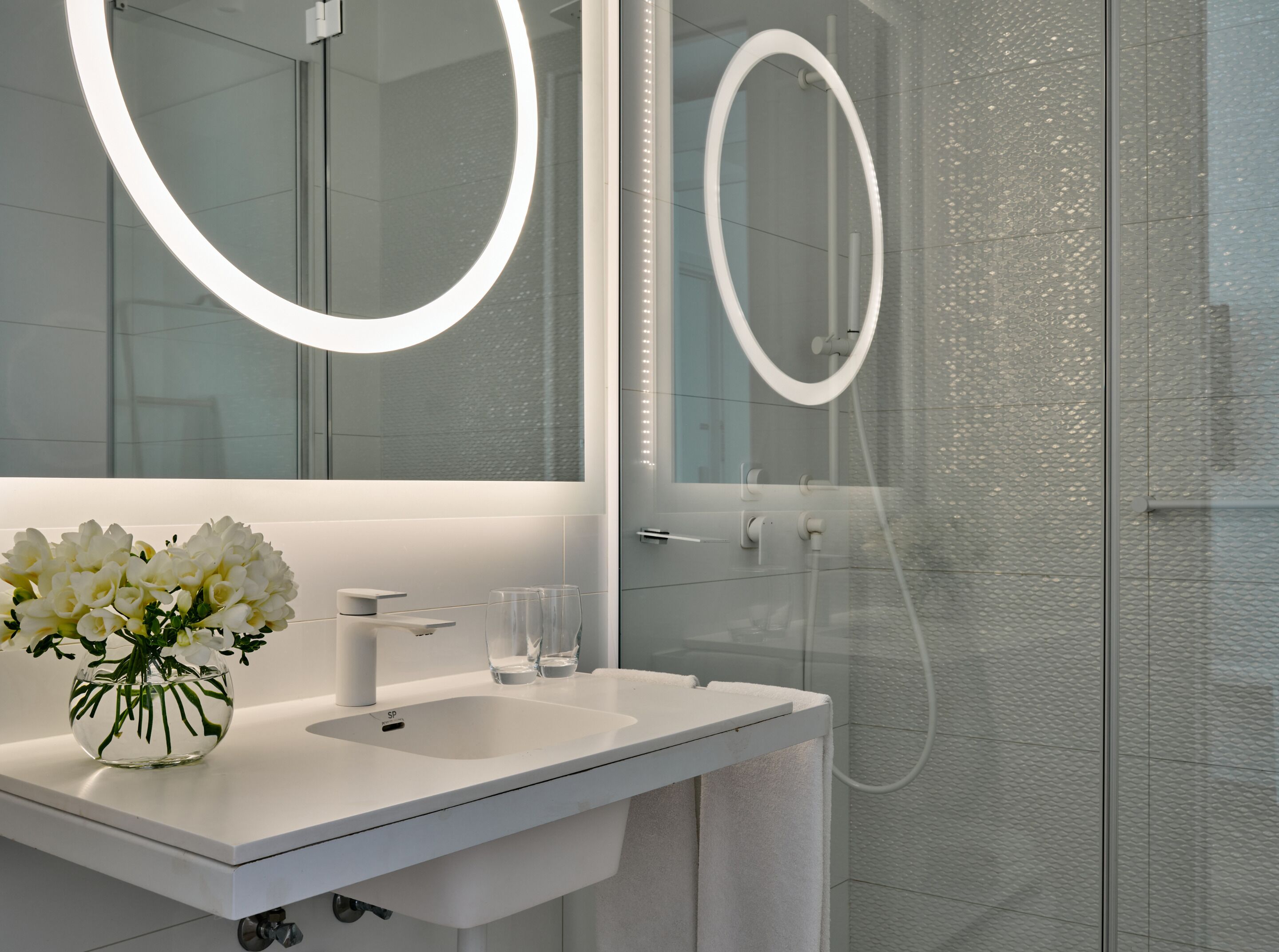 standard room, 2 single beds | bathroom | free toiletries, hair dryer, bathrobes, slippers