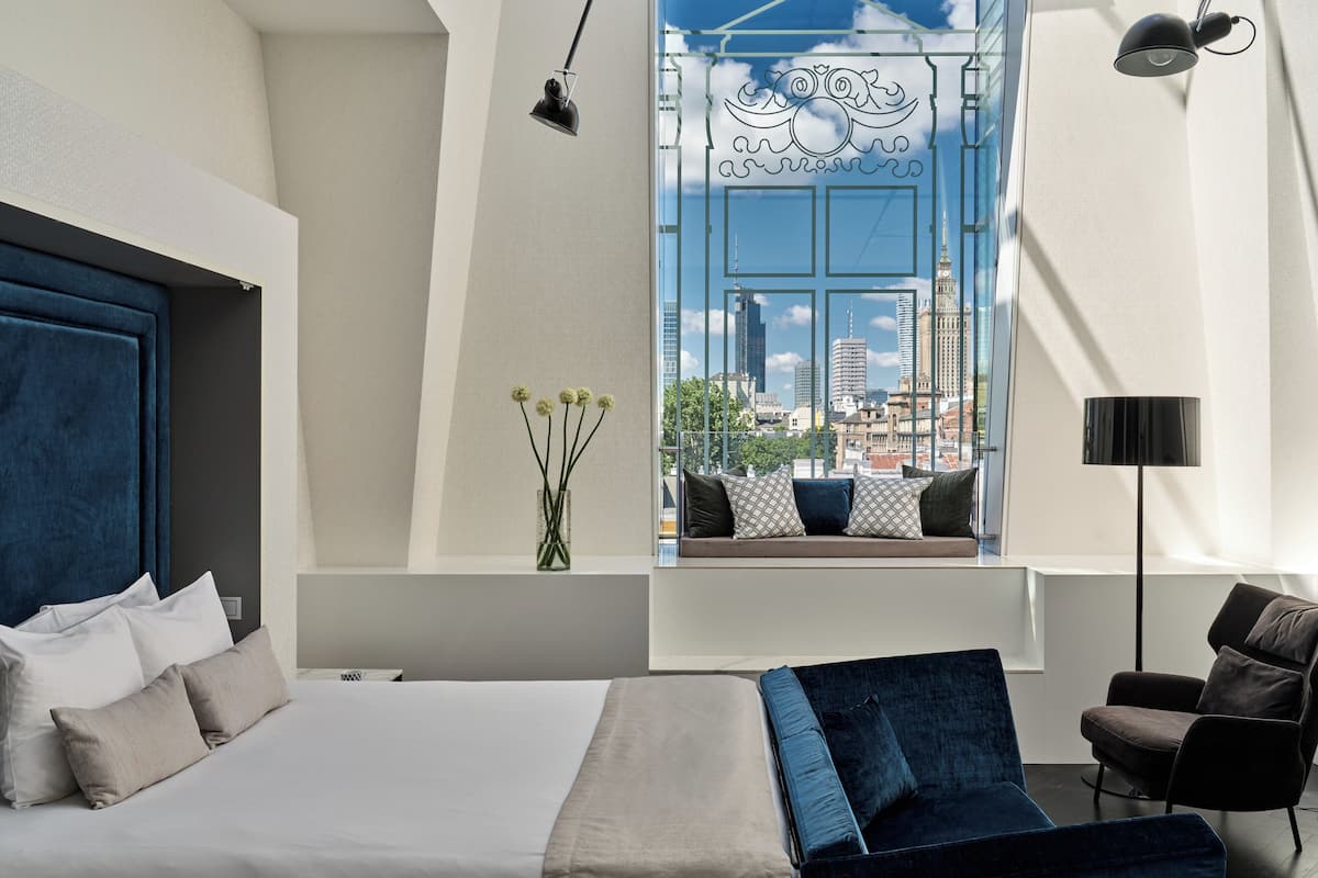 suite, 1 queen bed, city view | 1 bedroom, premium bedding, minibar, in-room safe