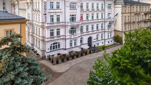 Il s’agit d’un bâtiment historique au style architectural classique, caractérisé par ses nombreux étages, ses grandes fenêtres et son entrée imposante.