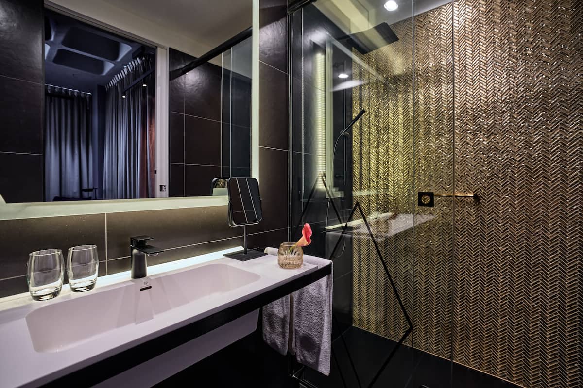 standard room, 2 single beds | bathroom | free toiletries, hair dryer, bathrobes, slippers