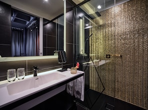 Habitación estándar, 2 camas individuales | Baño | Amenidades de ba ño gratuitas, secadora de cabello, batas, pantuflas 