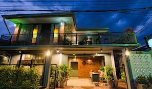 ด้านหน้าที่พัก - ตอนเย็น/กลางคืน