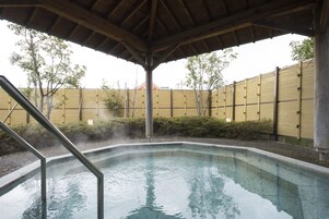 Bañera de hidromasaje al aire libre