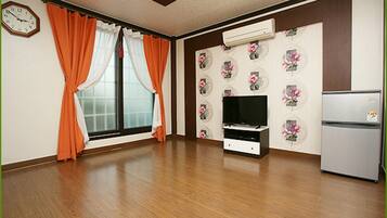 Family Room | Individually decorated, soundproofing, free WiFi