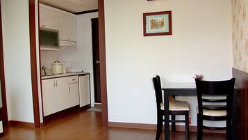 Family Bed Room | Coin séjour | Télévision LCD de 32 pouces avec chaînes par câble, télévision