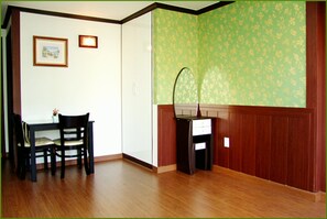 패밀리룸 | 각각 다른 스타일의 인테리어, 방음 설비, 무료 WiFi