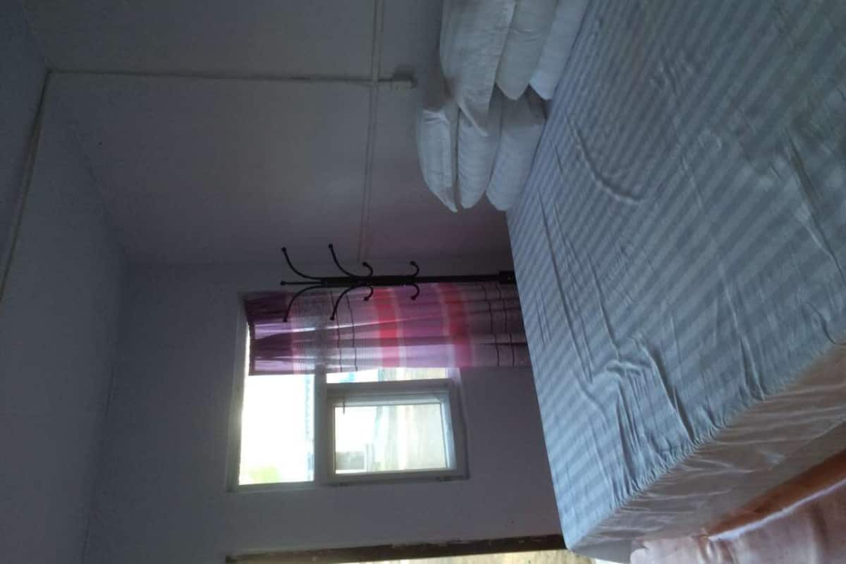Habitación cuádruple estándar, 1 cama King size | Escritorio, cortinas blackout y wifi gratis