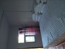 Habitación cuádruple estándar, 1 cama de matrimonio grande | Escritorio, cortinas opacas, wifi gratis