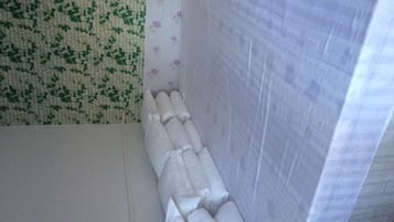 Habitación cuádruple estándar, 1 cama King size | Escritorio, cortinas blackout y wifi gratis