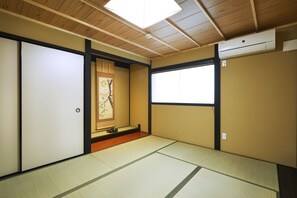 客房内保险箱、办公桌、遮光窗帘、免费 WiFi