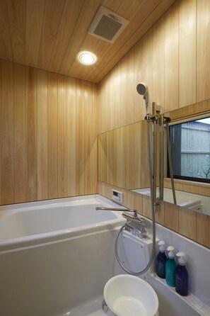Combined shower/tub, deep soaking tub, free toiletries, hair dryer