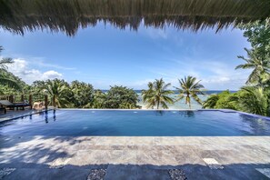 Piscine extérieure, piscine à débordement, parasols de plage