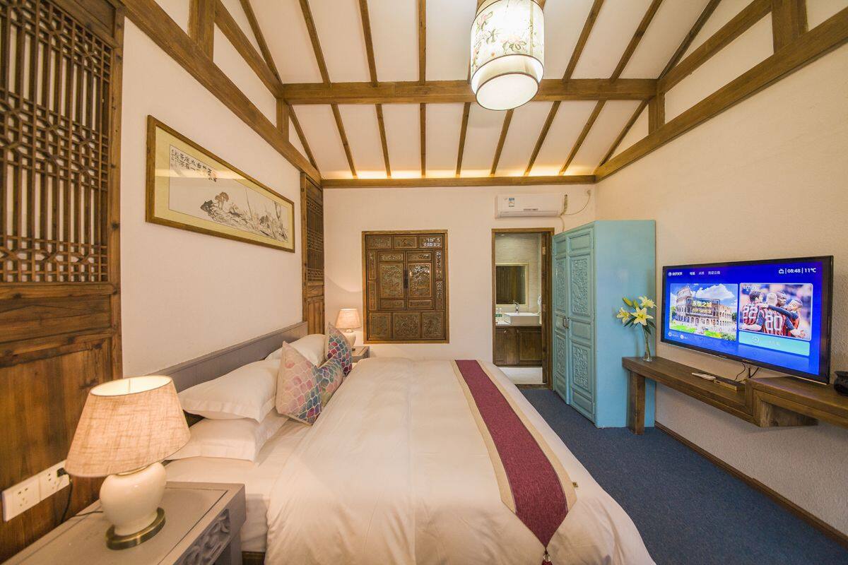 Deluxe King Room | Desk, blackout curtains, iron/ironing board, free WiFi