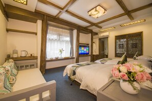 Deluxe Twin Room | Bathroom | Shower, free toiletries, hair dryer, bathrobes
