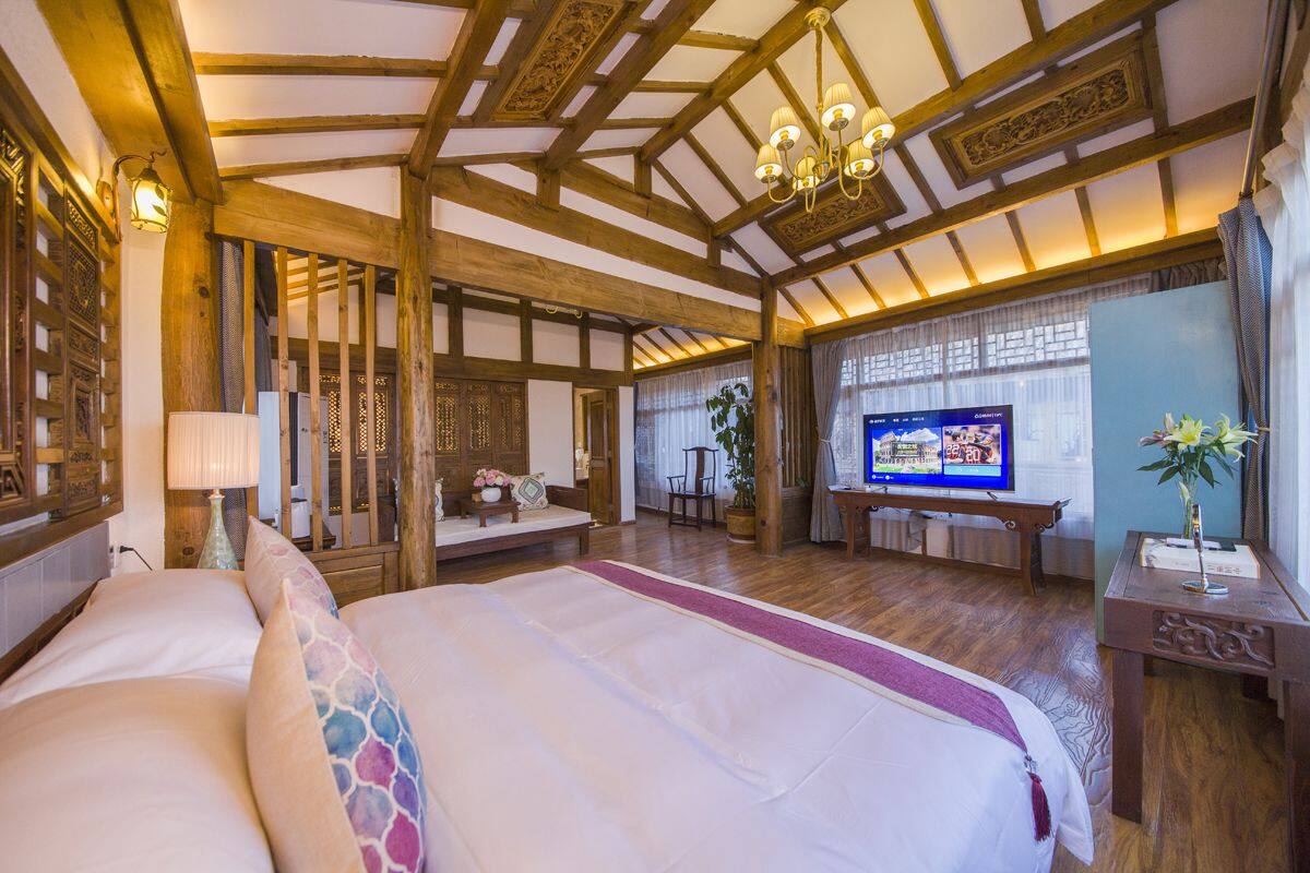 Deluxe Suite | Desk, blackout curtains, iron/ironing board, free WiFi
