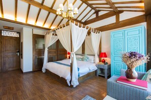 Elegant Suite | Desk, blackout curtains, iron/ironing board, free WiFi