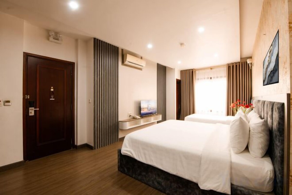 Minibar, desk, WiFi (free), bed sheets