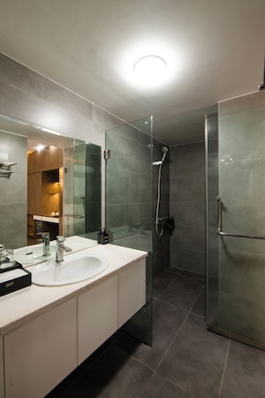 Dobbeltrom – superior, ikke-røyk, elveutsikt | Bad | Dusj, toalettartikler (inkludert), hårføner og tøfler