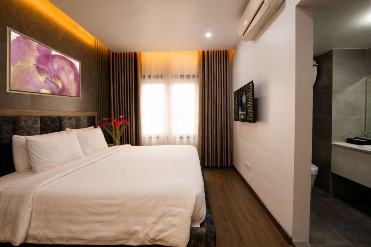 Minibar, desk, WiFi (free), bed sheets